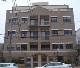3717-3719 108th St in Corona, NY - Foto de edificio - Building Photo