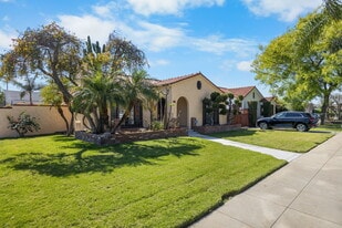 301 N Janss St in Anaheim, CA - Building Photo