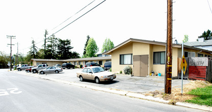 28 Camino Del Sol in Martinez, CA - Foto de edificio - Building Photo