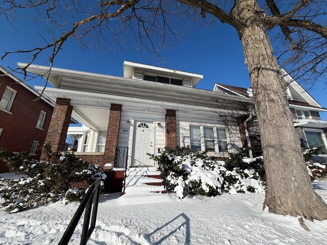 property at 922 N Vermilion St