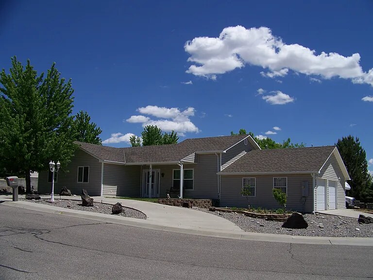 211 Heritage Ln in Aztec, NM - Building Photo