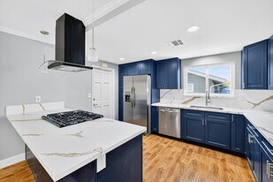 2381 N Bellflower Blvd in Long Beach, CA - Building Photo