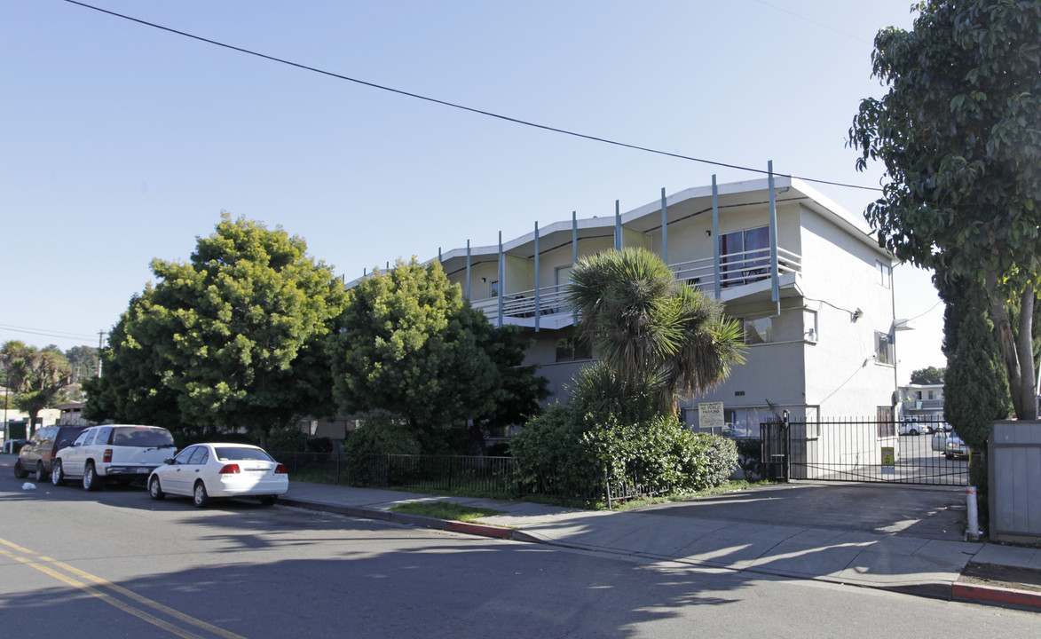 Sycamore Manor in Hayward, CA - Building Photo