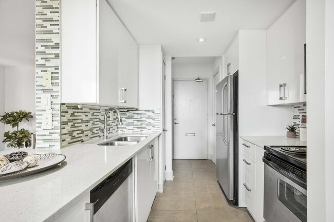 225 Davisville Avenue in Toronto, ON - Building Photo - Building Photo