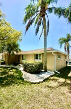 13729 Cox Ave in Hudson, FL - Foto de edificio - Building Photo