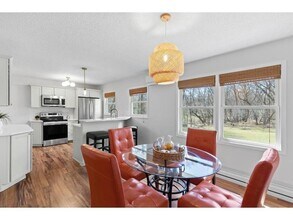 25455 Nelsine Dr in Shorewood, MN - Building Photo - Building Photo