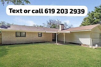 813 Poinsettia Dr in Lancaster, TX - Foto de edificio - Building Photo