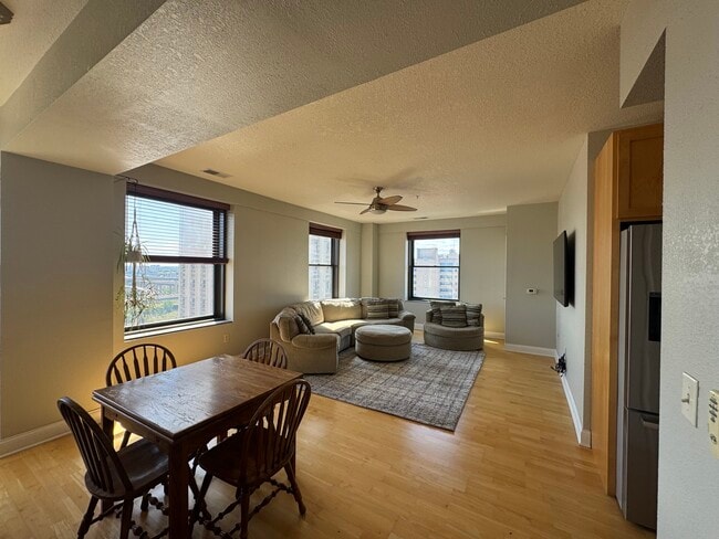 606 W Wisconsin Ave in Milwaukee, WI - Building Photo - Building Photo