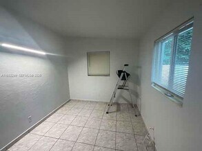1261 NW 24th St in Miami, FL - Building Photo - Building Photo