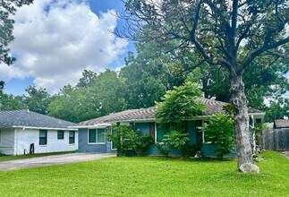 2306 Hialeah Dr in Houston, TX - Building Photo - Building Photo