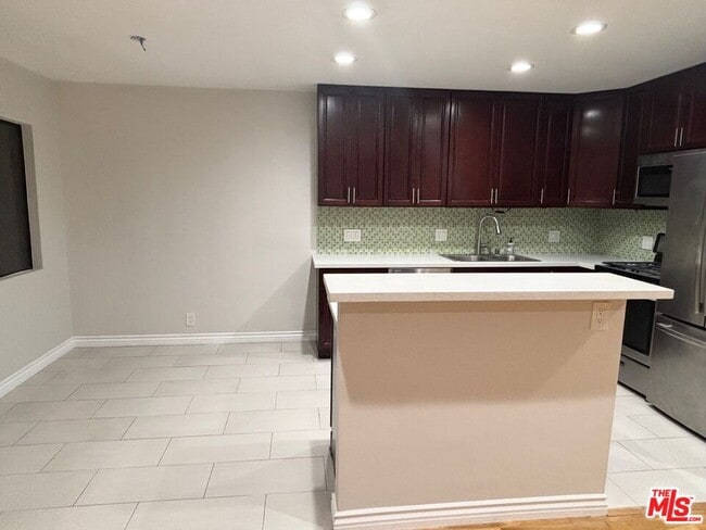 2488 Beachwood Dr in Los Angeles, CA - Building Photo - Building Photo