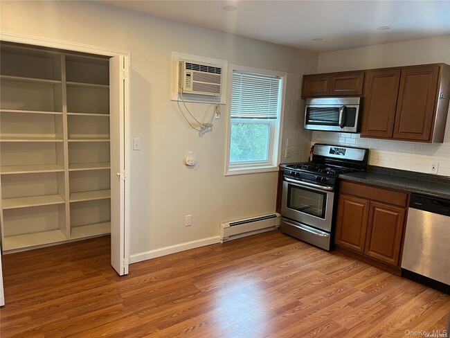 77 Andrew St in Manhasset, NY - Building Photo - Building Photo