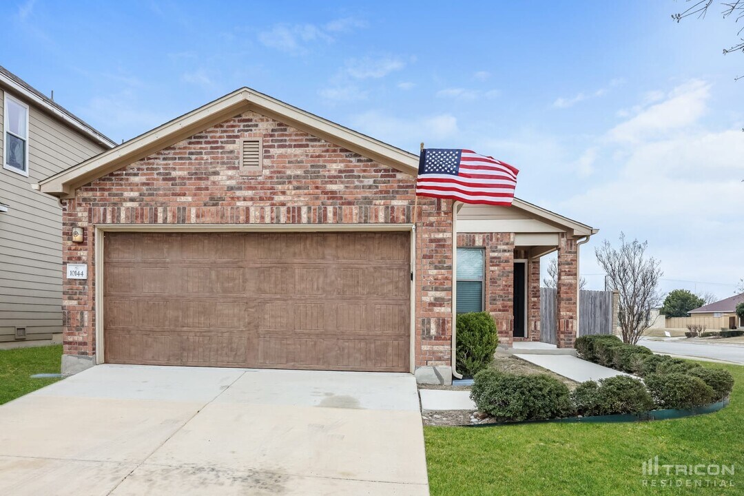 10144 Bermuda Trce in San Antonio, TX - Building Photo