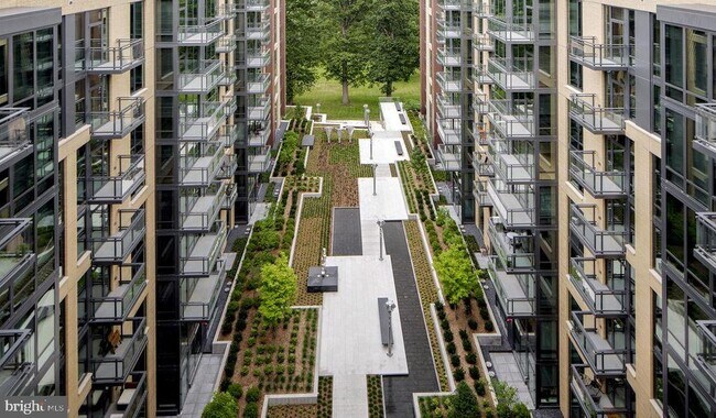 8300 Wisconsin Ave in Bethesda, MD - Building Photo - Building Photo