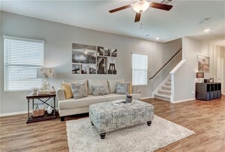 613 Circle Wy in Jarrell, TX - Building Photo - Building Photo