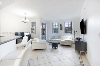 3105 NE 184th St, Unit 7103 in Aventura, FL - Foto de edificio - Building Photo