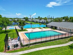 5105 Pier Dr in Greenacres, FL - Foto de edificio - Building Photo