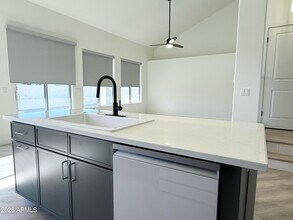 6891 W Via Del Sol Dr in Glendale, AZ - Building Photo - Building Photo