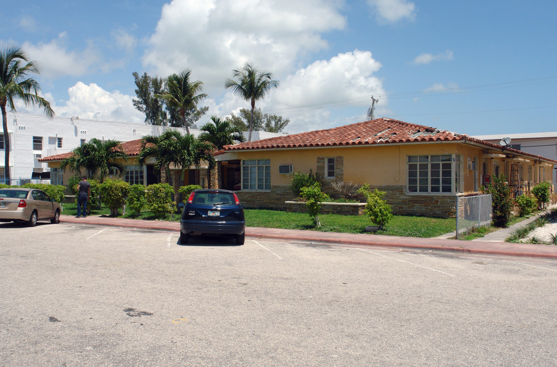 1955-1965 Bay Dr in Miami Beach, FL - Building Photo