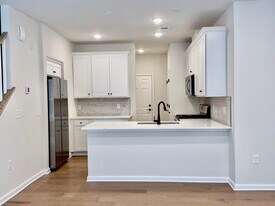 109 Sadie Cir in New Brunswick, NJ - Building Photo