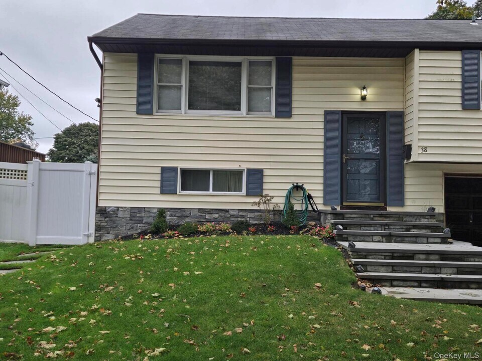 38 Ripley Dr in Northport, NY - Building Photo