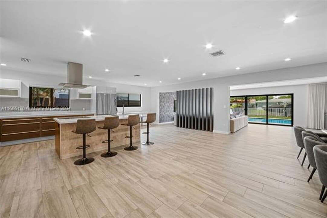 1555 Daytonia Rd in Miami Beach, FL - Building Photo