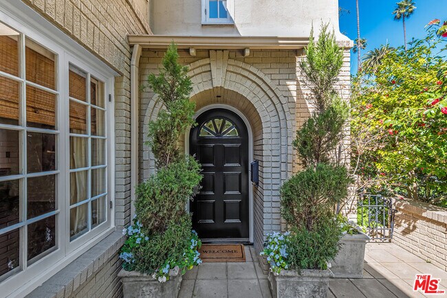 905 Bedford Dr in Beverly Hills, CA - Building Photo - Building Photo