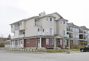 1700 37th St SE in Calgary, AB - Building Photo
