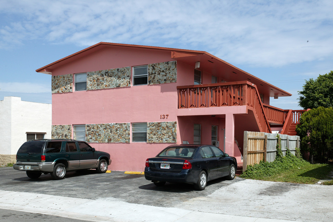 137 W 6th St in Hialeah, FL - Foto de edificio