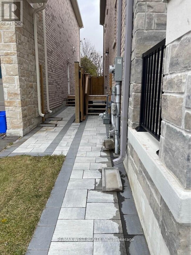 339 Fleetwood Dr in Oshawa, ON - Building Photo - Building Photo