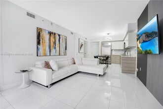 1300 Brickell Bay Dr in Miami, FL - Building Photo - Building Photo