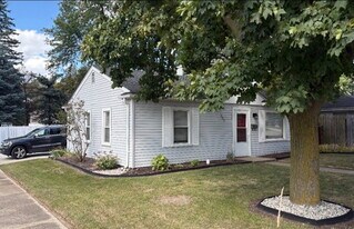 303 E Thirteen Mile Rd in Royal Oak, MI - Building Photo