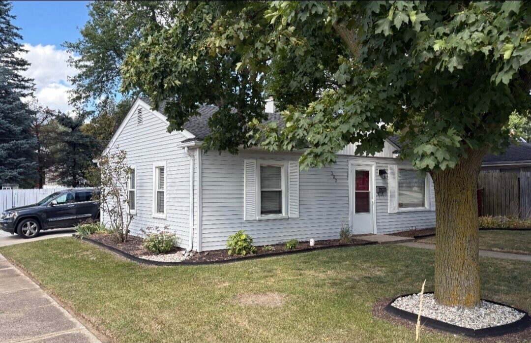 303 E Thirteen Mile Rd in Royal Oak, MI - Building Photo