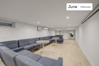 Functional ROOM at The Woodbine House, Unit 2 in Queens, NY - Foto de edificio - Building Photo