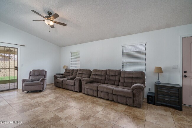6450 W Lawrence Ln in Glendale, AZ - Building Photo - Building Photo