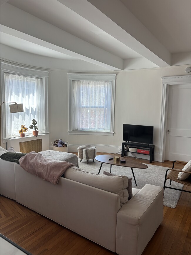 1080 Beacon St, Unit 3A in Brookline, MA - Foto de edificio - Building Photo