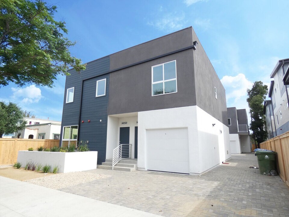 14252 Erwin St in Los Angeles, CA - Building Photo