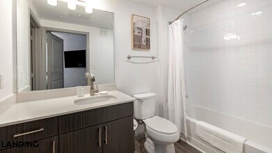 1001 S Center St in Arlington, TX - Foto de edificio - Building Photo