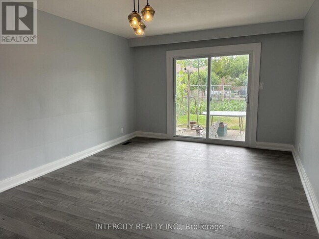 263 Hullmar Dr in Toronto, ON - Building Photo - Building Photo