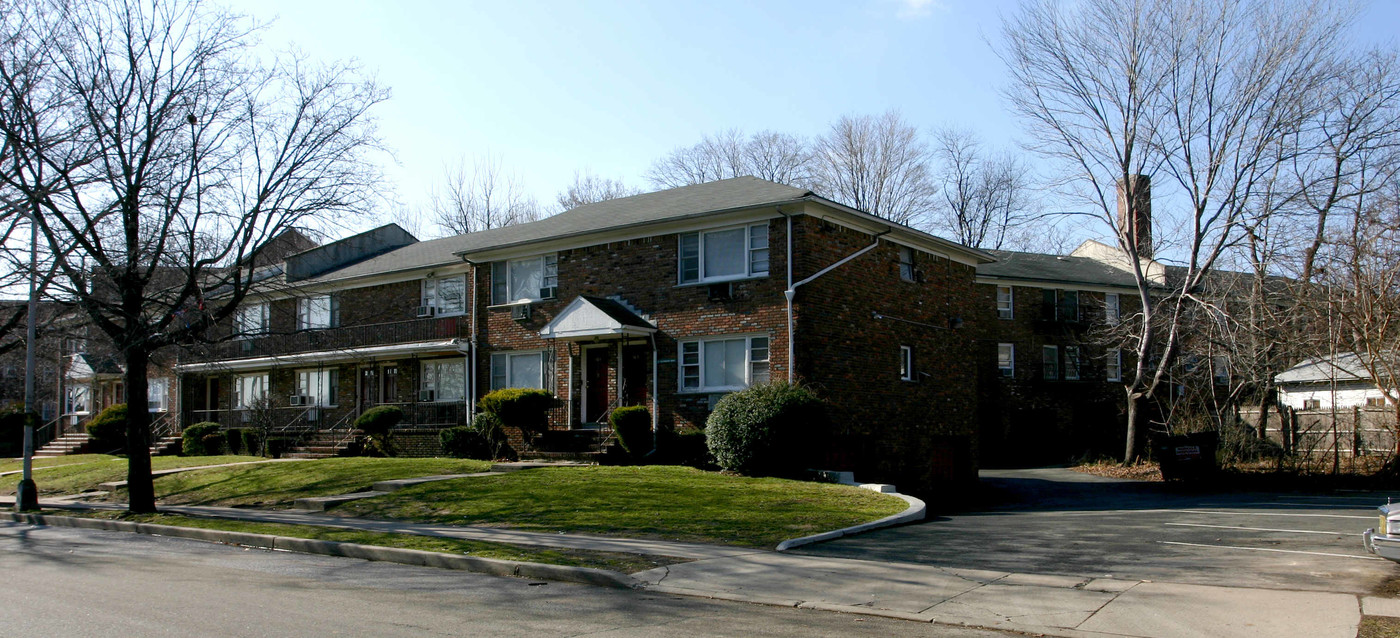 Parkway Drive West in East Orange, NJ - Foto de edificio