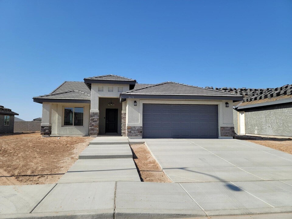 8670 E 40th Ln in Yuma, AZ - Building Photo