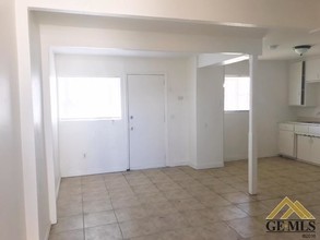 1403 Yosemite Dr in Bakersfield, CA - Building Photo - Interior Photo