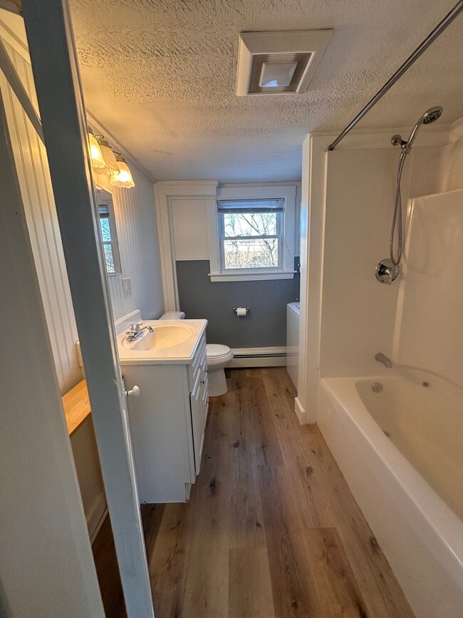 42 Newbury St, Unit 42 Newbury St #2 in Auburn, ME - Foto de edificio - Building Photo