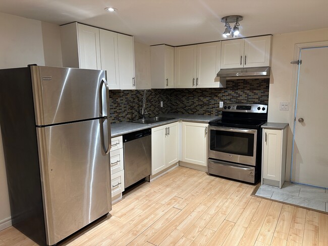 690 Emerson Ave in Oshawa, ON - Building Photo - Building Photo