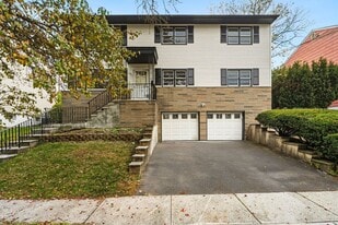 235 Lakewood Dr in Bloomfield, NJ - Building Photo