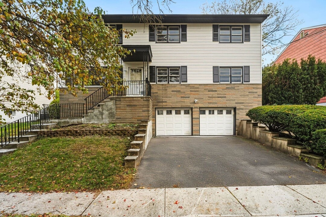 235 Lakewood Dr in Bloomfield, NJ - Building Photo