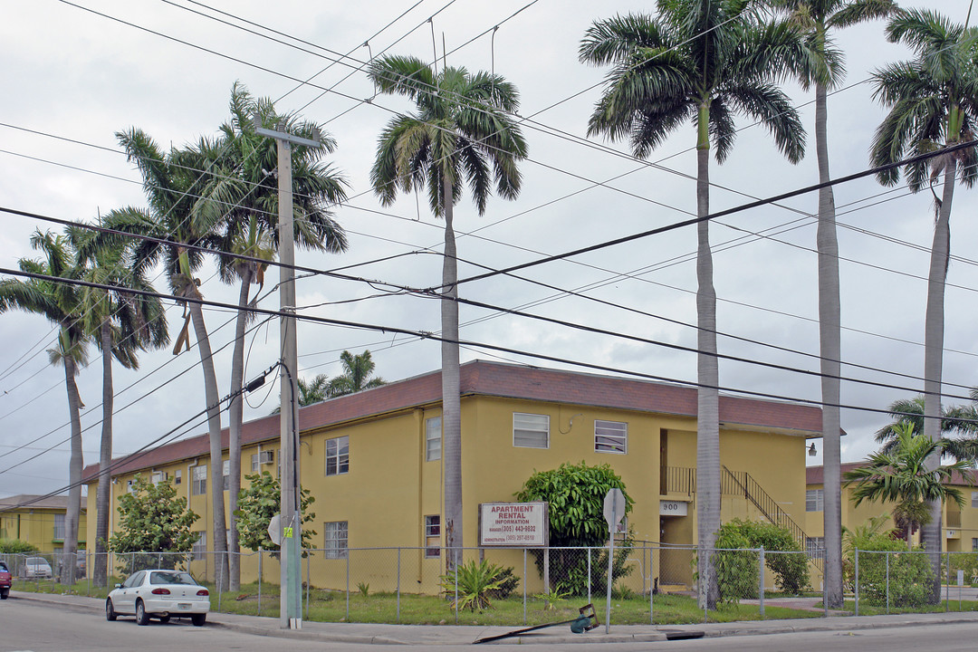 Le Jeune Gardens Estates in Miami, FL - Foto de edificio