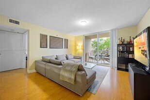 19555 E Country Club Dr in Aventura, FL - Building Photo