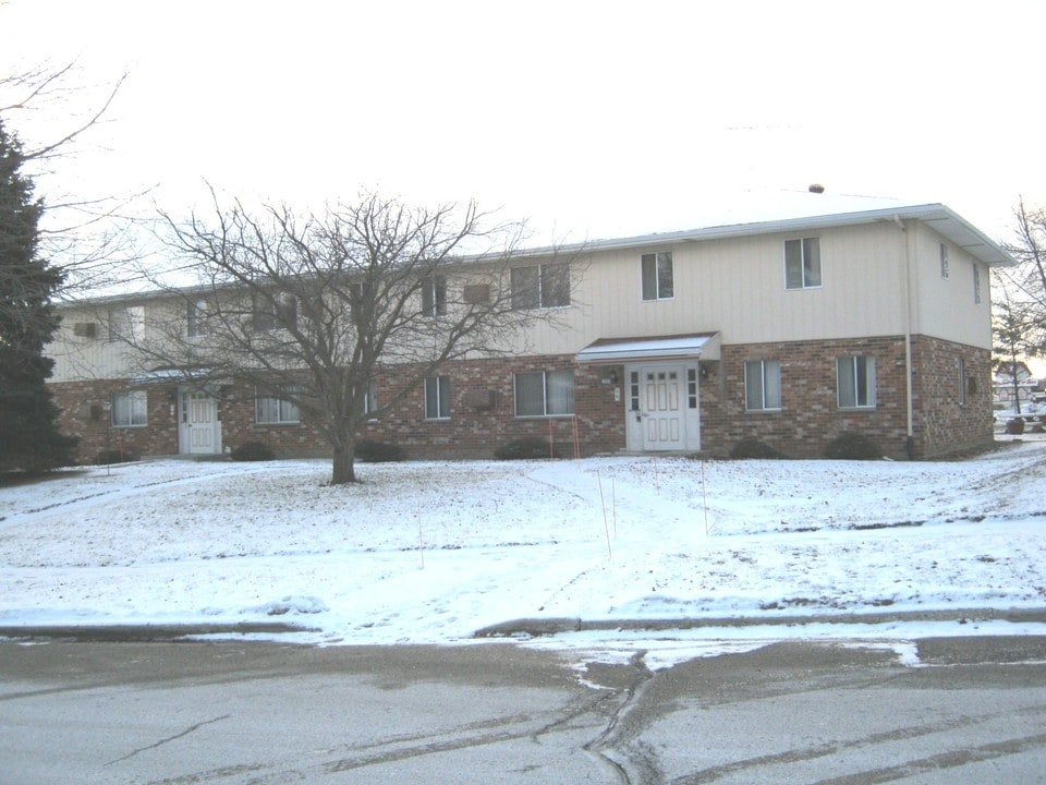 1804-1806 Eder Ln in West Bend, WI - Building Photo