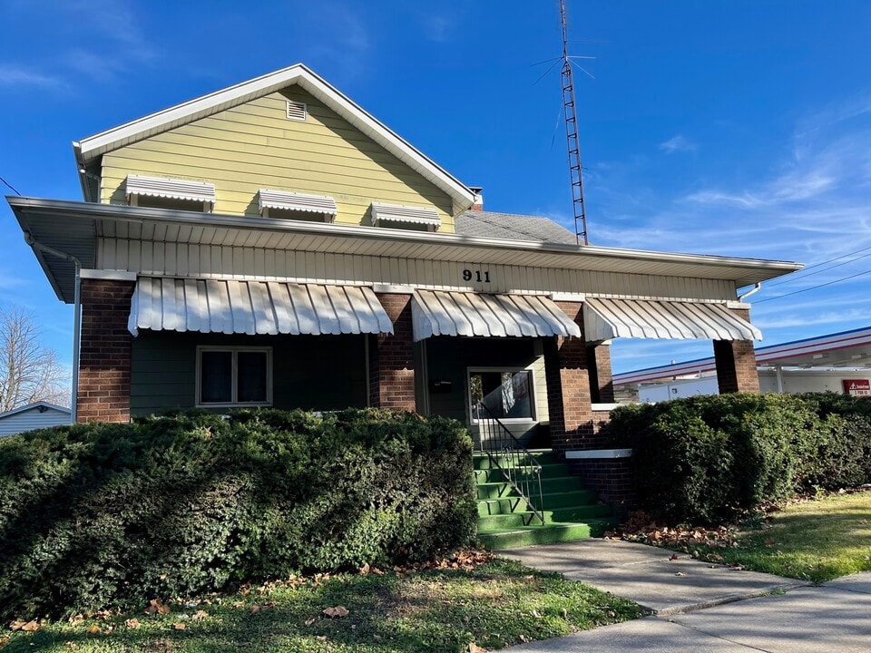 911 N Center St in Bloomington, IL - Foto de edificio
